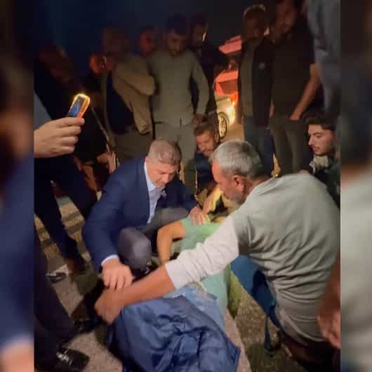 Yolun karşısına geçerken otomobil çarptı! İlk yardımı vali ve milletvekili yaptı