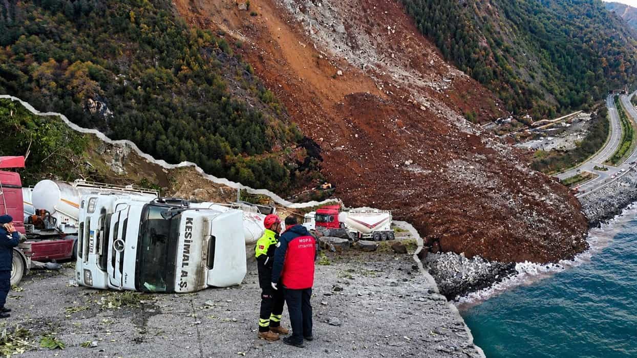 Karadeniz Sahil Yolu'nda kaya tehlikesi! 500 tonu aşan dev bloklar hareket ediyor