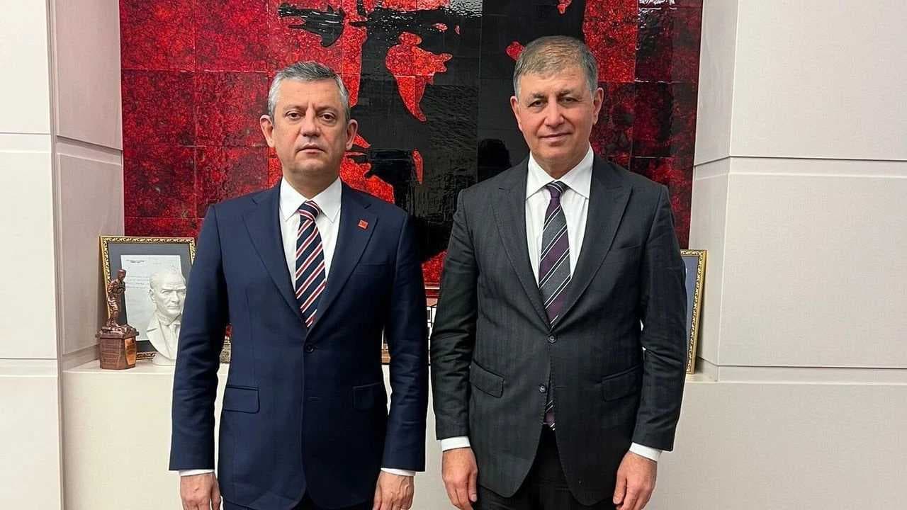 Özgür Özel’den Cemil Tugay’ın AK Parti’ye geçişine tepki: Böyle bir haysiyetsizliği kim bilebilir?