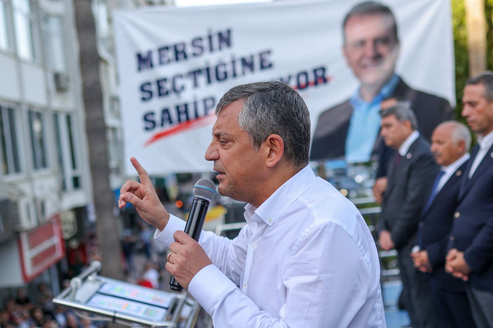 Özgür Özel’den Bakan Göktaş’a "baba" yanıtı: “Amcamın ellerinden öperim, özür dilerim”
