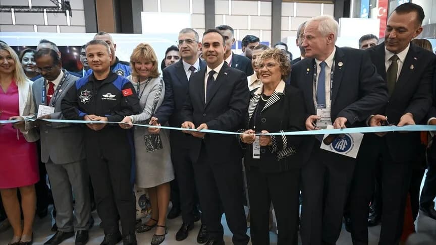 Bakan Kacır, Uluslararası Uzay Kongresi fuar alanının açılışını yaptı
