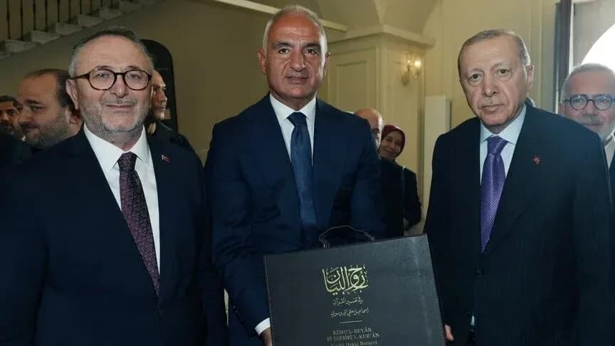 Bakan Ersoy'dan, Cumhurbaşkanı Erdoğan'a takdim ettiği şair Bursevi'nin Kur'an-ı Kerim tefsirine ilişkin paylaşım