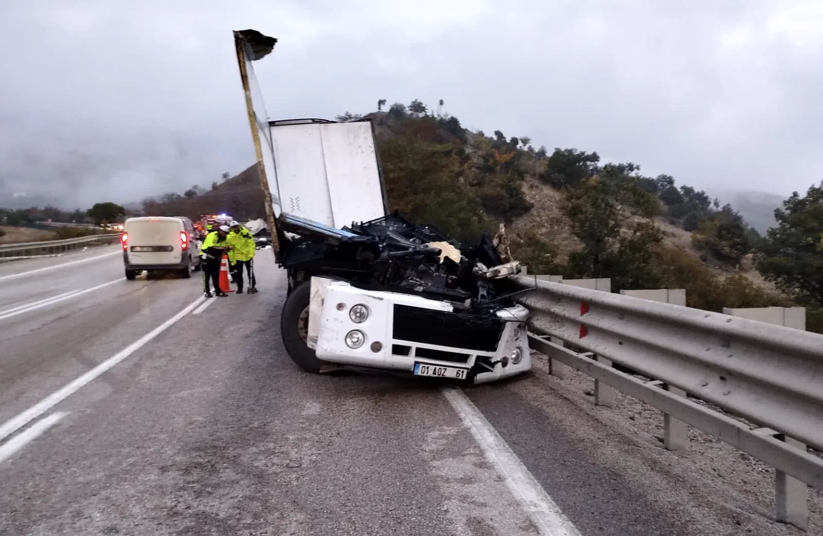 Sinop'ta palamut taşıyan kamyon devrildi: Sürücü yaşamını yitirdi