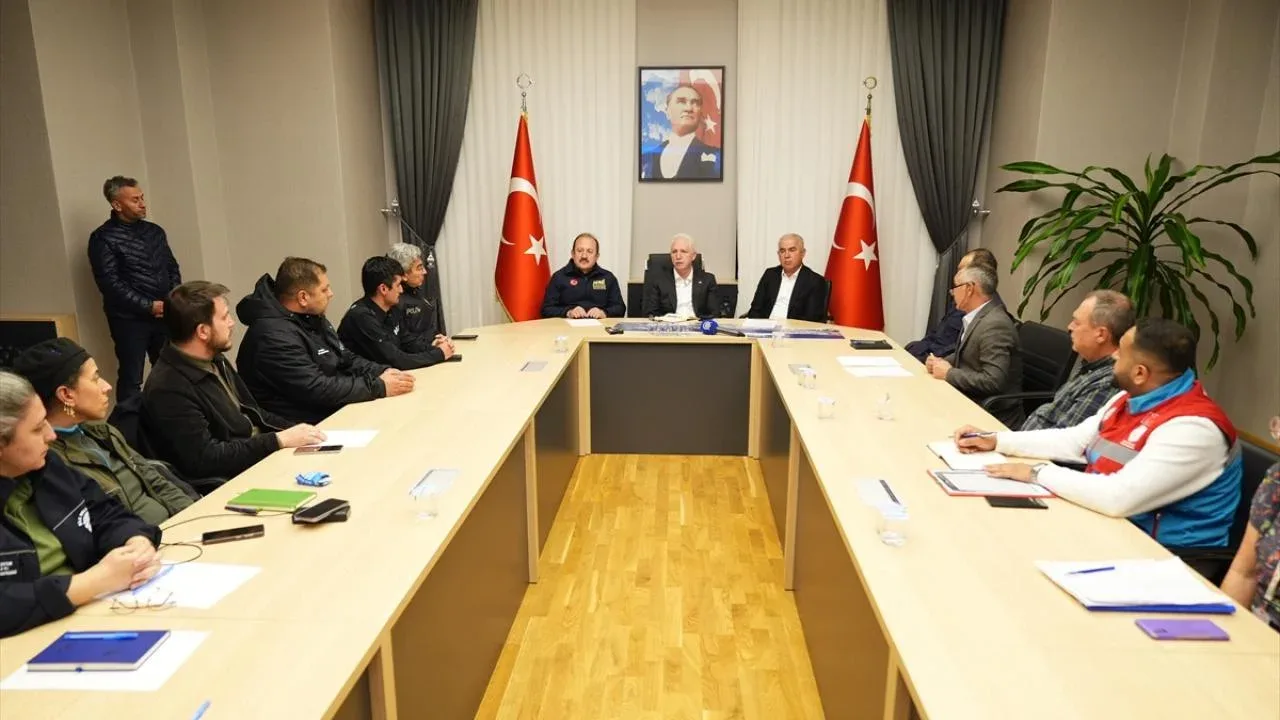 İstanbul Valisi Gül, selden etkilenen Şile'de yürütülen çalışmaları yerinde inceledi