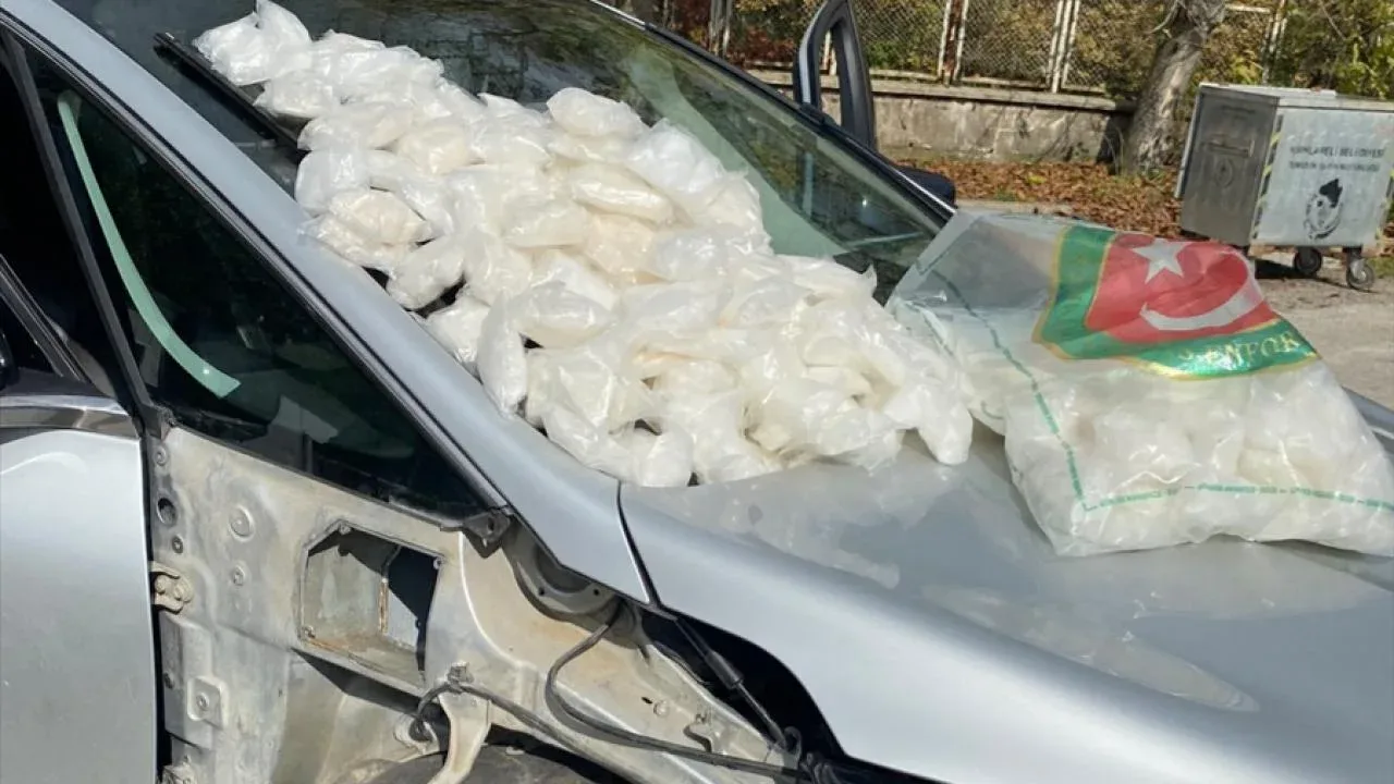 Dereköy Sınır Kapısı'nda uyuşturucu operasyonu: Otomobilin gizli bölmesinden 40 kilo metamfetamin çıktı