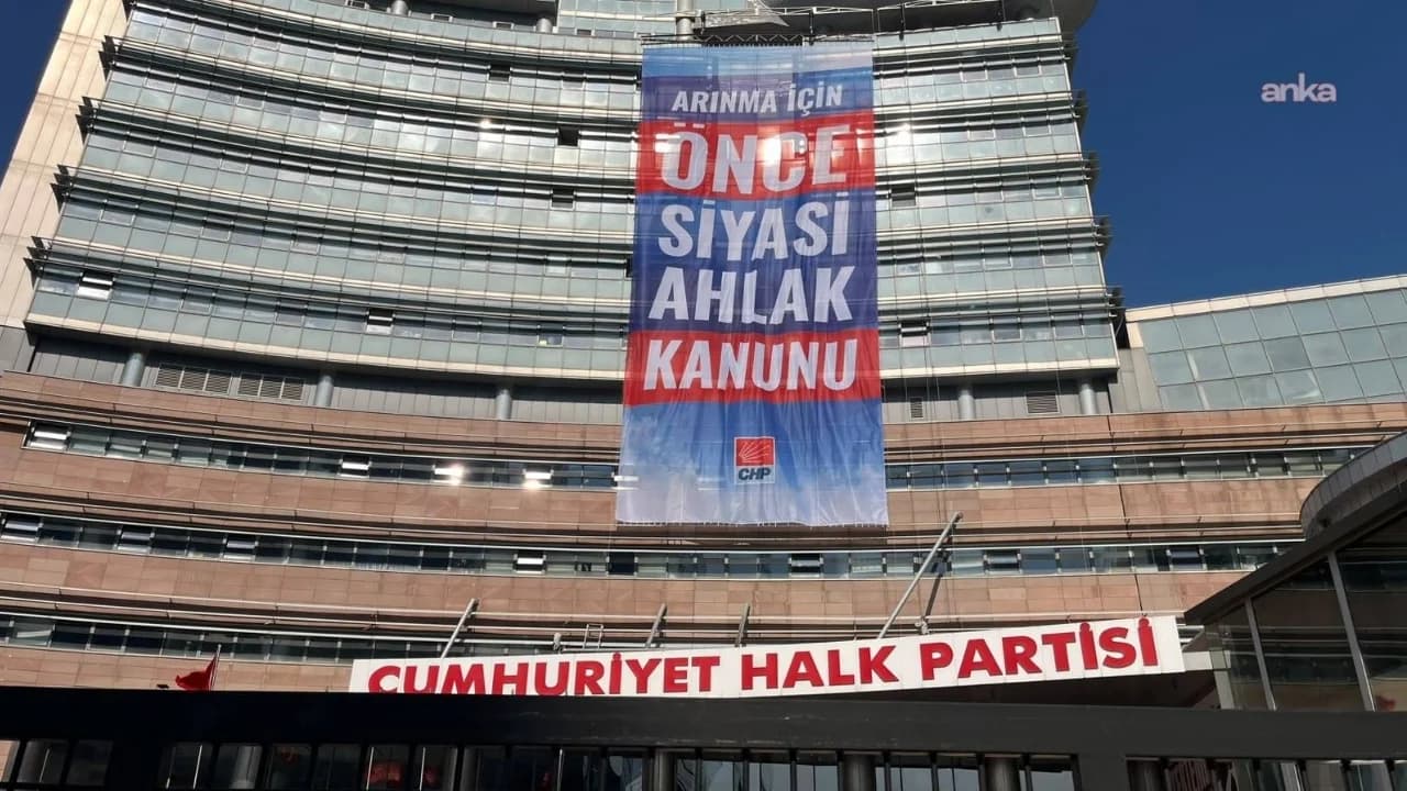 CHP Genel Merkezi'ne “Arınma için önce siyasi ahlak kanunu” pankartı asıldı