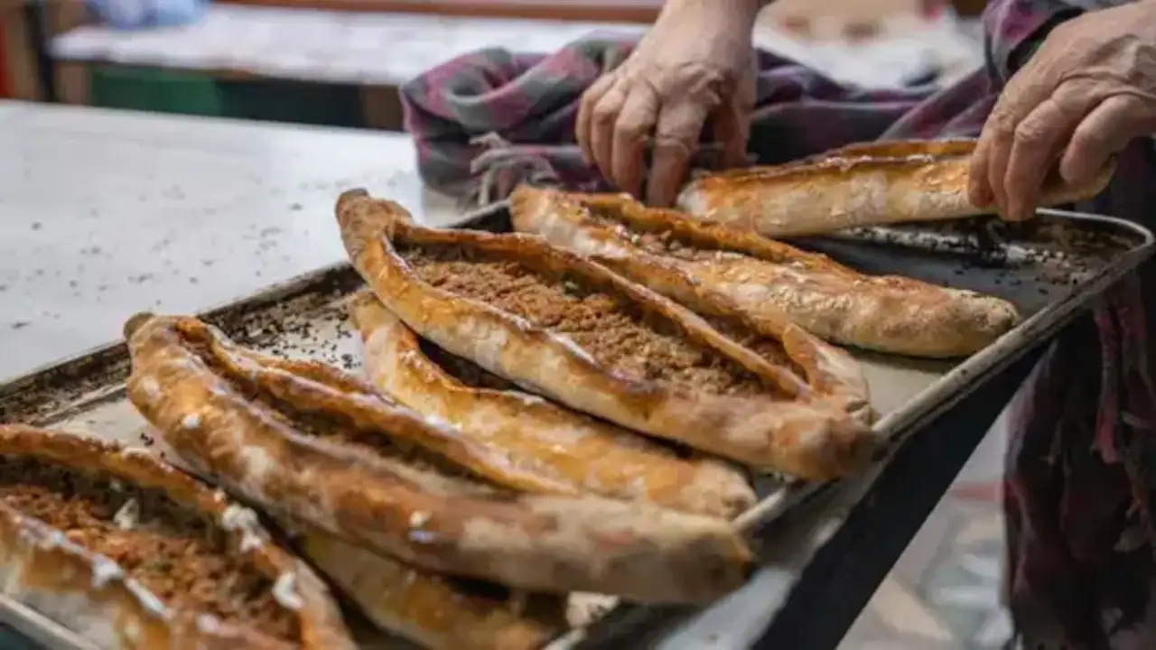 Kapısında kuyruklar oluşan pidecide skandal: At ve eşek eti yedirmişler!