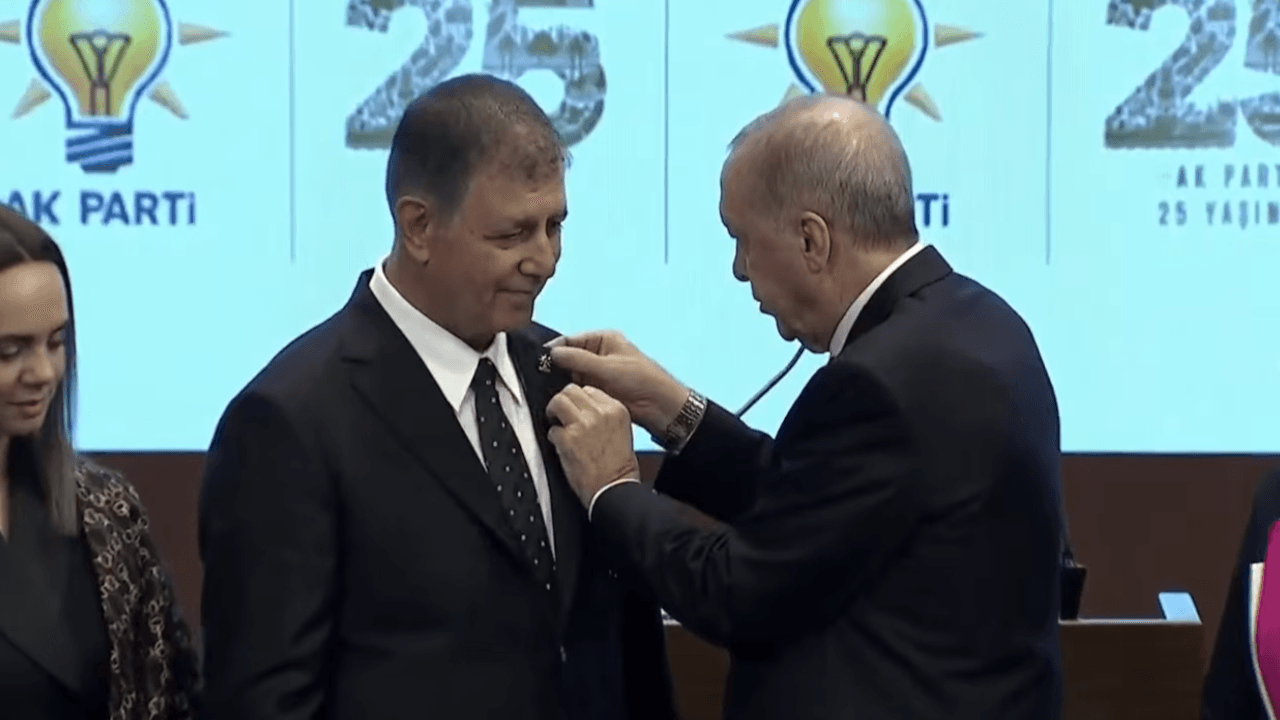 Cemil Tugay kendi kendisini yalanladı: Önce 'eşim boşar' dedi sonra...