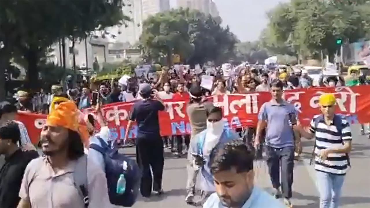 Hindistan'da 'hamam böceği' protestosu: Binlerce kişi gözaltına alındı