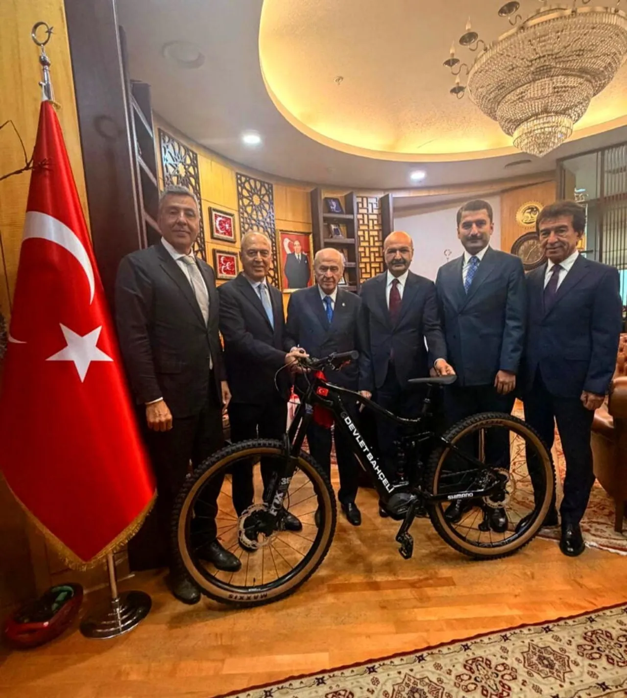 Bisiklet federasyonundan Devlet Bahçeli'ye nezaket ziyareti