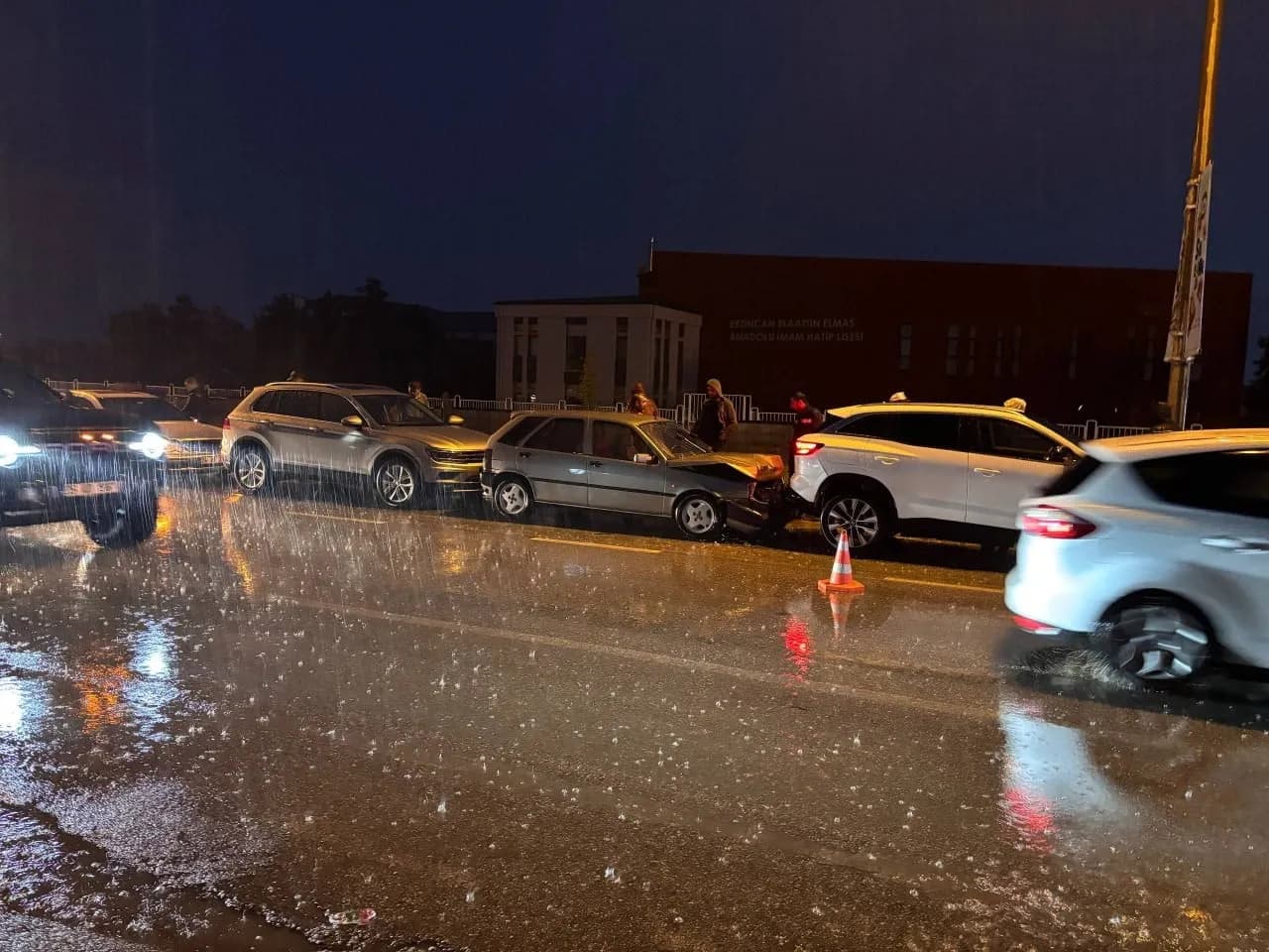 Erzincan bulvarında sağanak trafik düzenini bozdu: 5 araç çarpıştı