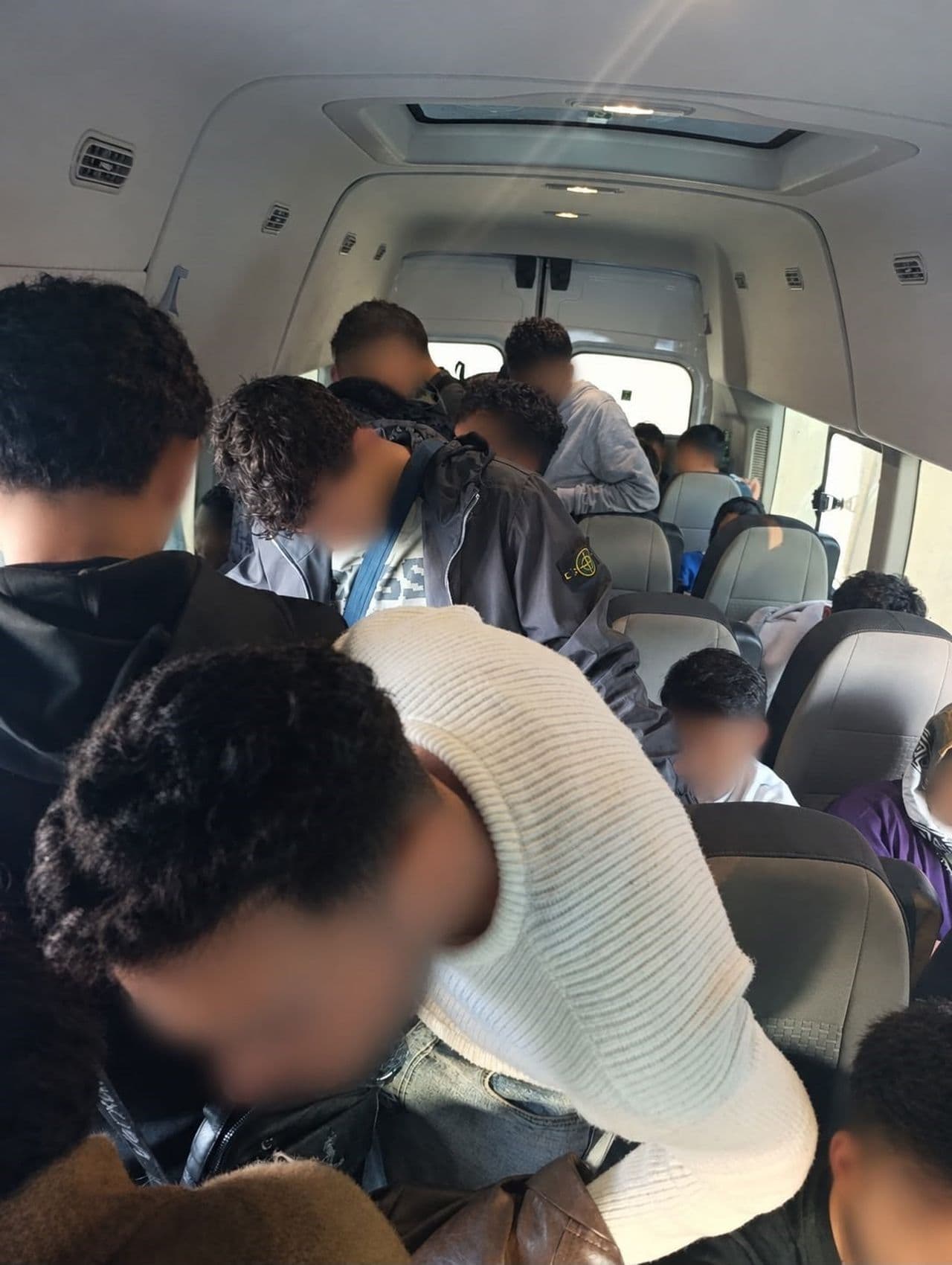 Urla'da otoyol gişelerinde durdurulan araçta 34 düzensiz göçmen tespit edildi
