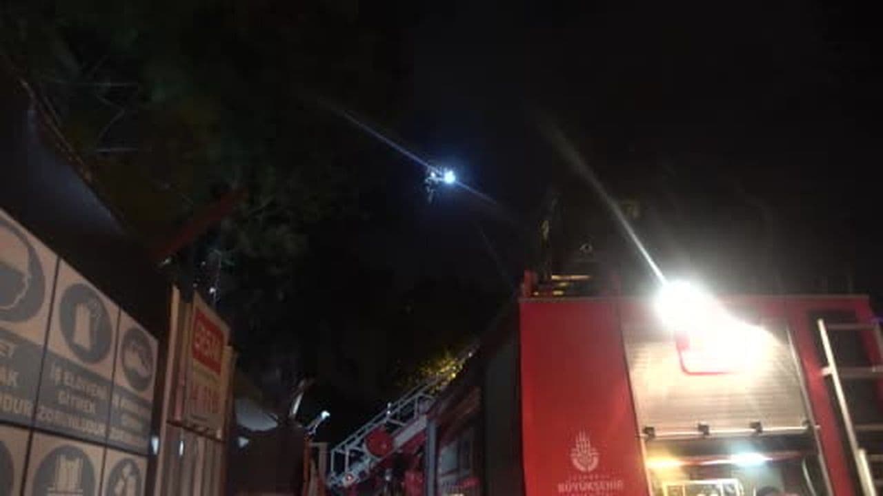 Kadıköy'de metruk üç katlı köşk yangında kullanılamaz hale geldi