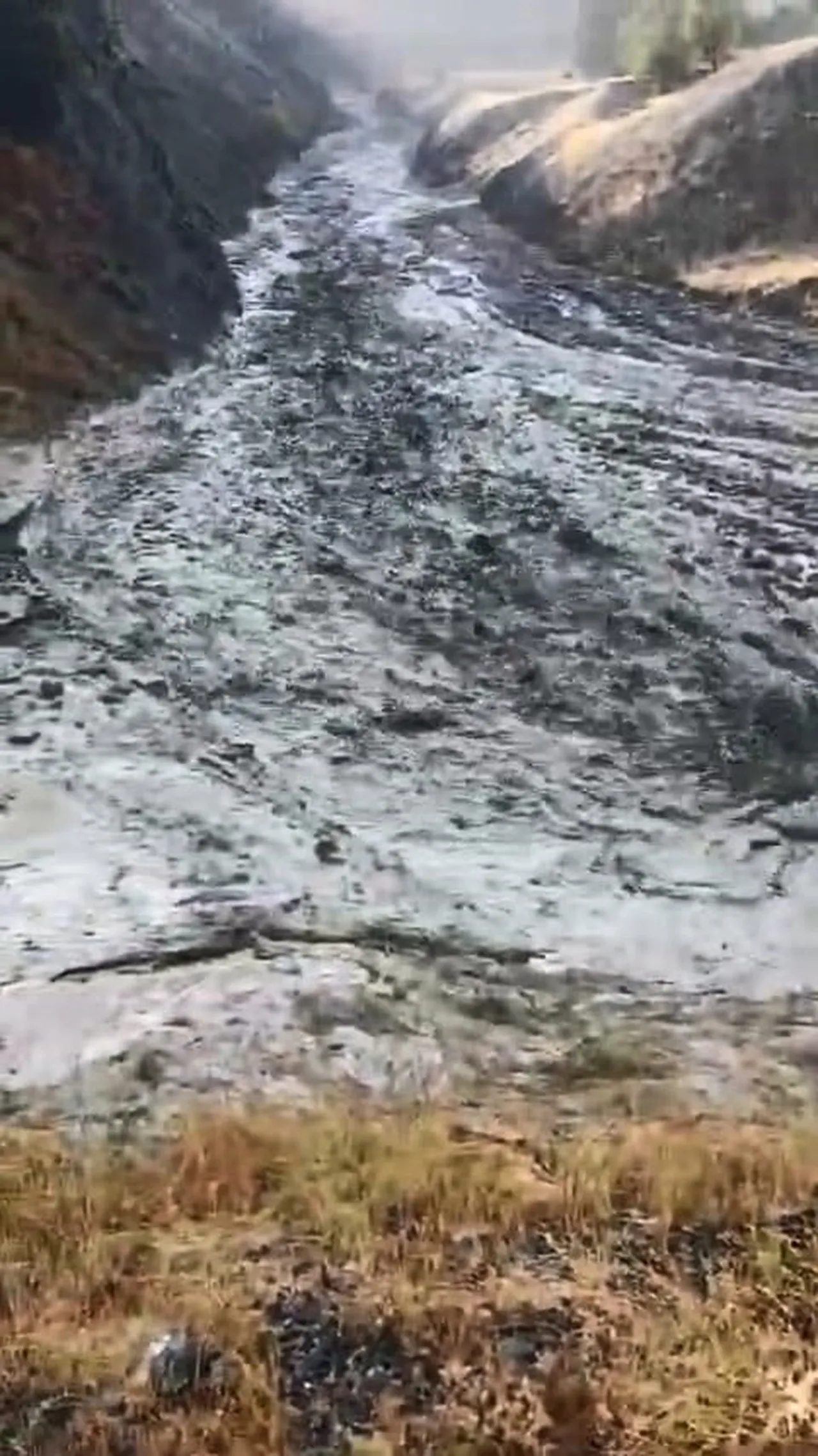 Elazığ'da Kırbulak köyünde sağanak sonrası sel anları kaydedildi