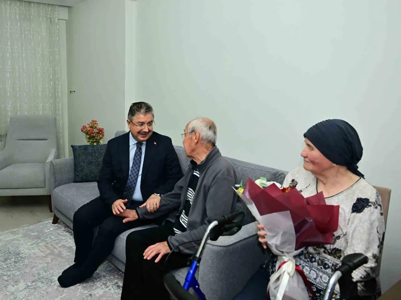 Vali Erdinç Yılmaz'dan Tepebaşı'nda yaşlılara anlamlı ziyaret