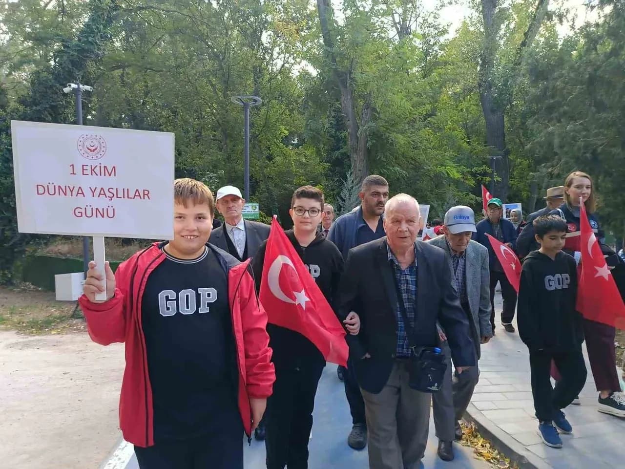 Edirne’de kuşaklararası dayanışma ön plandaydı: yaşlılar ve gençler birlikte yürüdü
