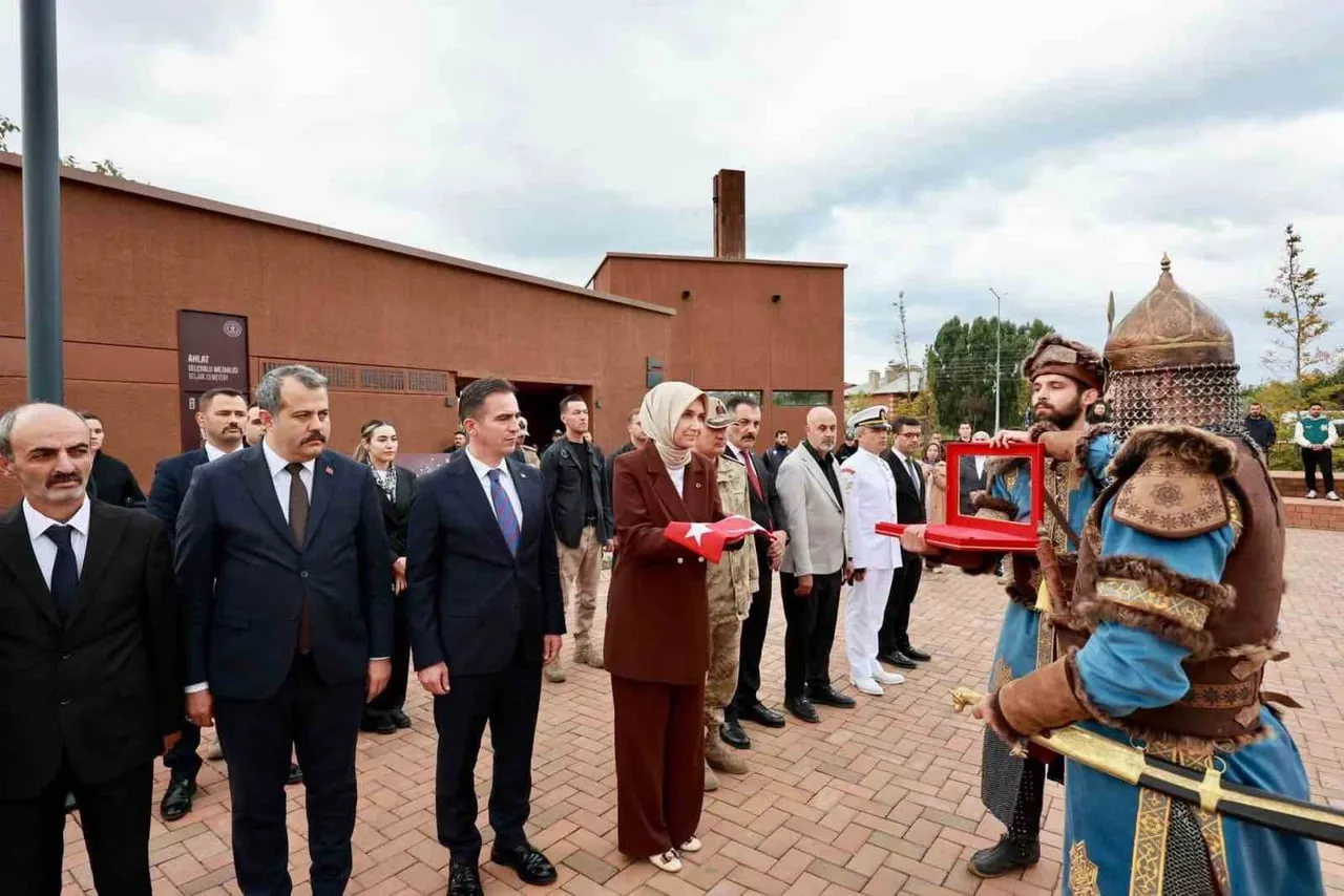 İçişleri bakan yardımcısı Kübra Güran Yiğitbaşı Selçuklu mirasını Ahlat'ta yerinde gördü