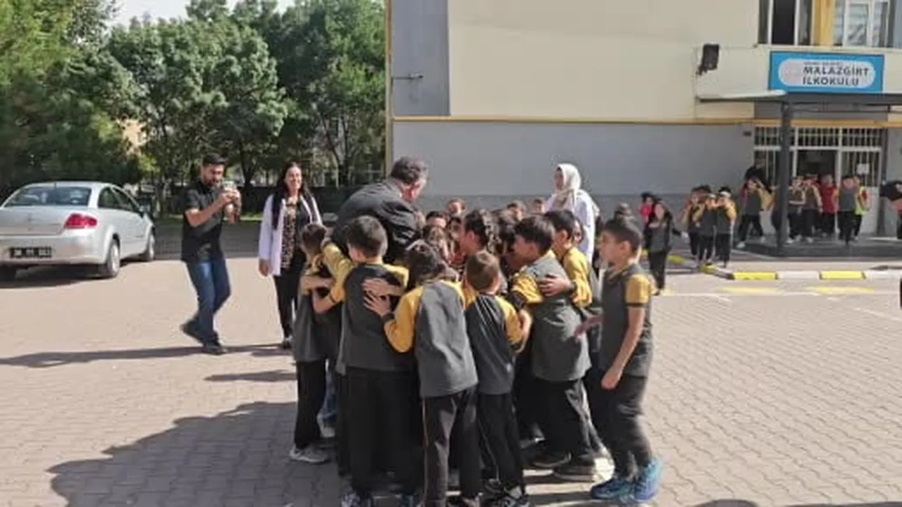 Müdür Coşkun Esen öğrencilerle Maarif’in kalbinde oyun coşkusunu okul bahçesine taşıdı