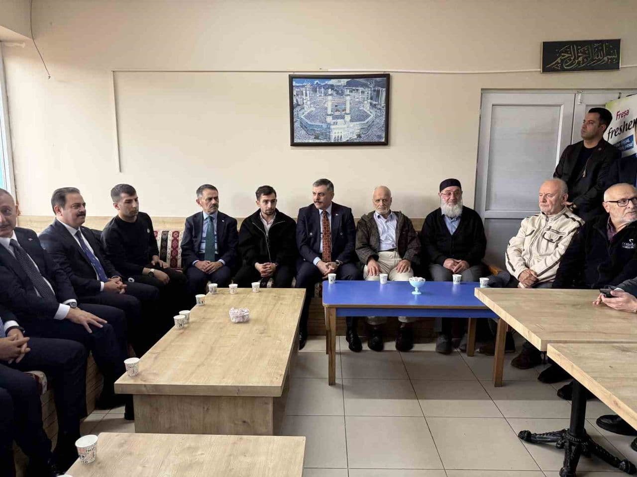 Kocaeli'de MPMS-1 denize indirildi, cuma sonrası bakan Çiftçi cami cemaatini selamladı