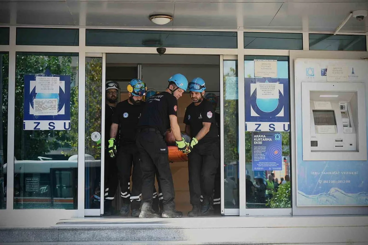 Gerçeği aratmayan Buca tatbikatında havai hatla kurtarma uygulandı