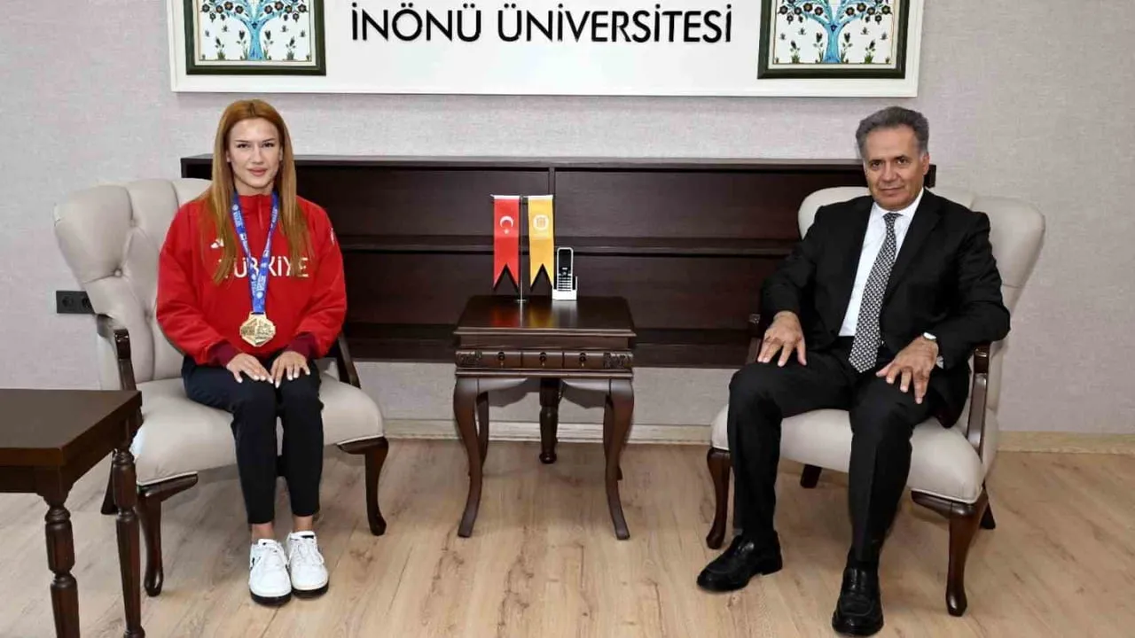 Üniversitenin şampiyonu Hatice Akbaş rektörlükte başarıyı paylaştı