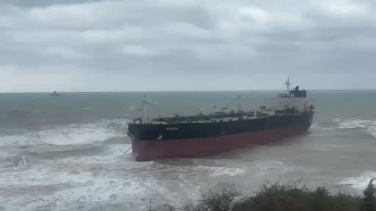Kurtarma ekipleri Sarıyer açıklarında karaya oturan BANDA tankeri yüzdürdü