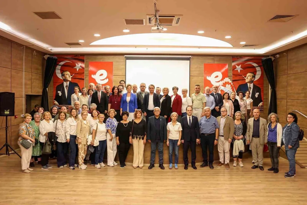 Efeler'de yaşam boyu öğrenme rüzgârı: İkinci Bahar Üniversitesi kısa sürede yoğun talep aldı