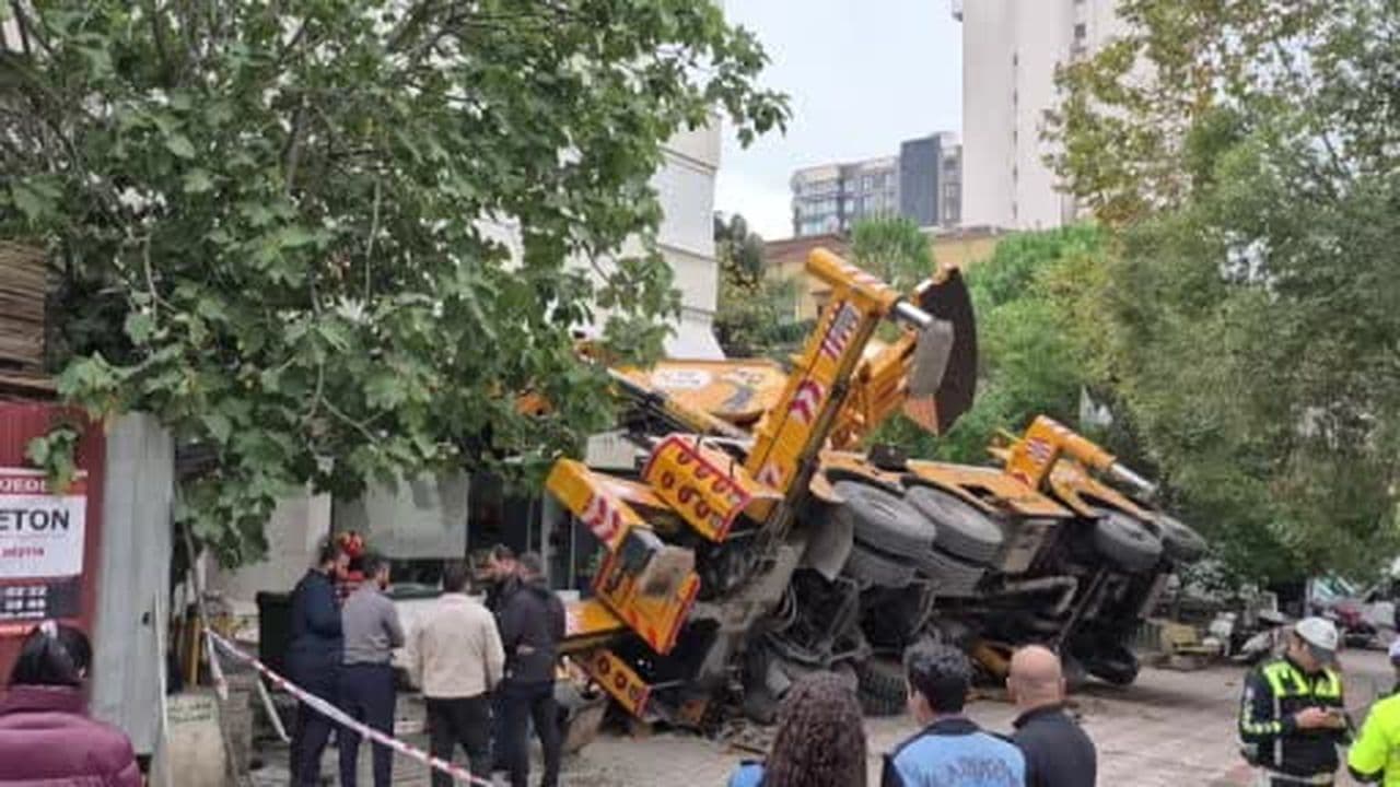 Kadıköy'de kaldırımda kurulan vinç devrilerek 11 katlı binanın girişini vurdu