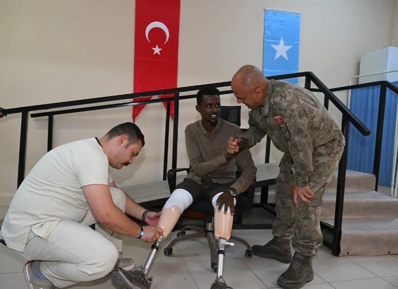 Somali ile dayanışma: hastanede 5 gaziye protez bacak desteği
