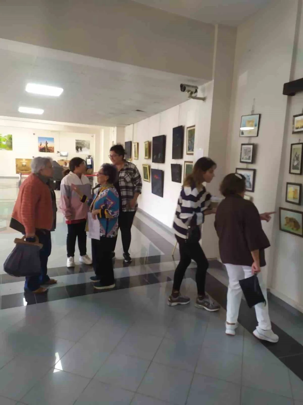 Tuvalle geçen altı dekada aynı tutkuyla 85 yaşındaki ressam Edremit'te 28. sergisini açtı