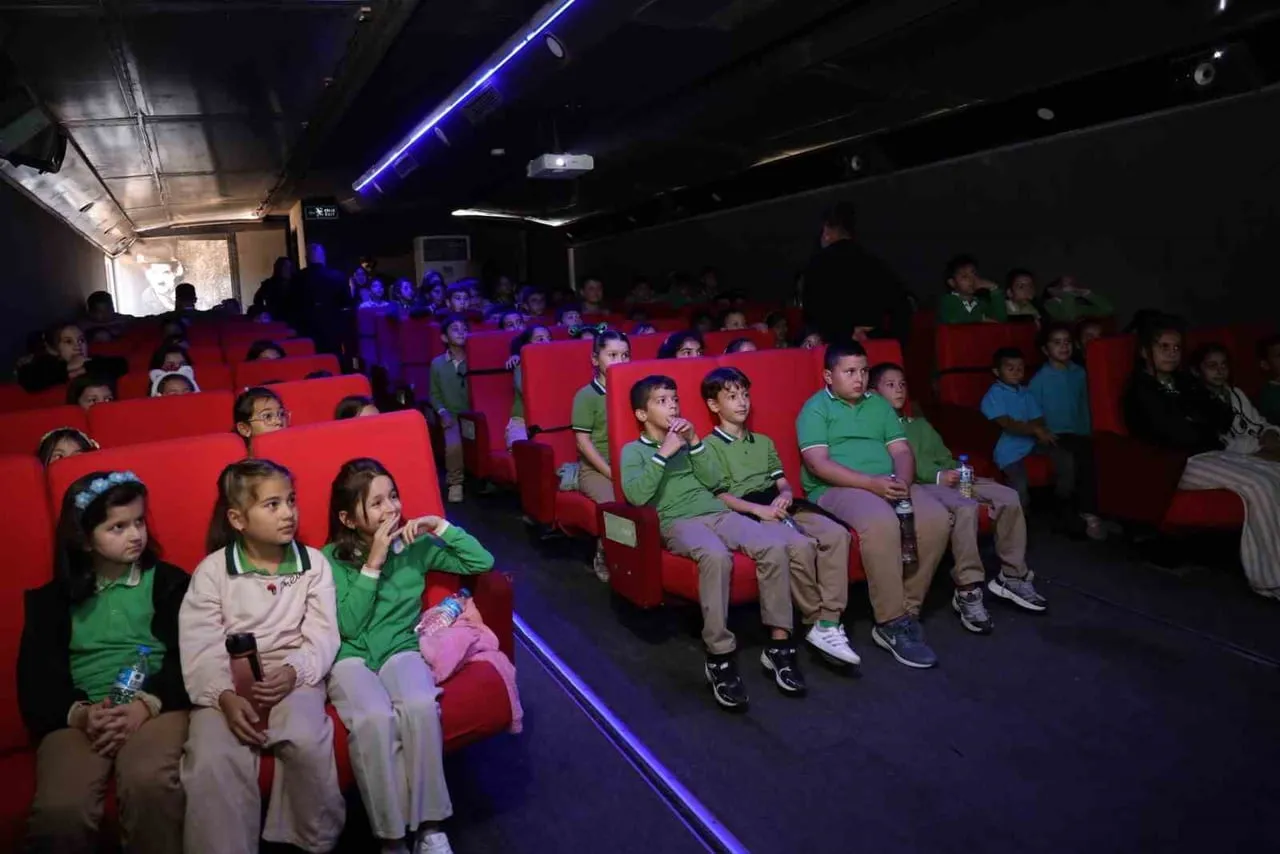 Köy okullarına sinema götüren tır Cumayeri'nde öğrencilerle buluştu