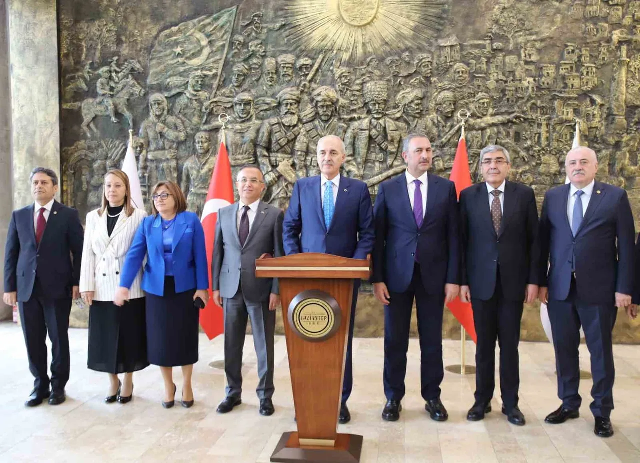 TBMM başkanı Kurtulmuş Gaziantep'te akademik yıl açılışına katıldı ve valiliği ziyaret etti