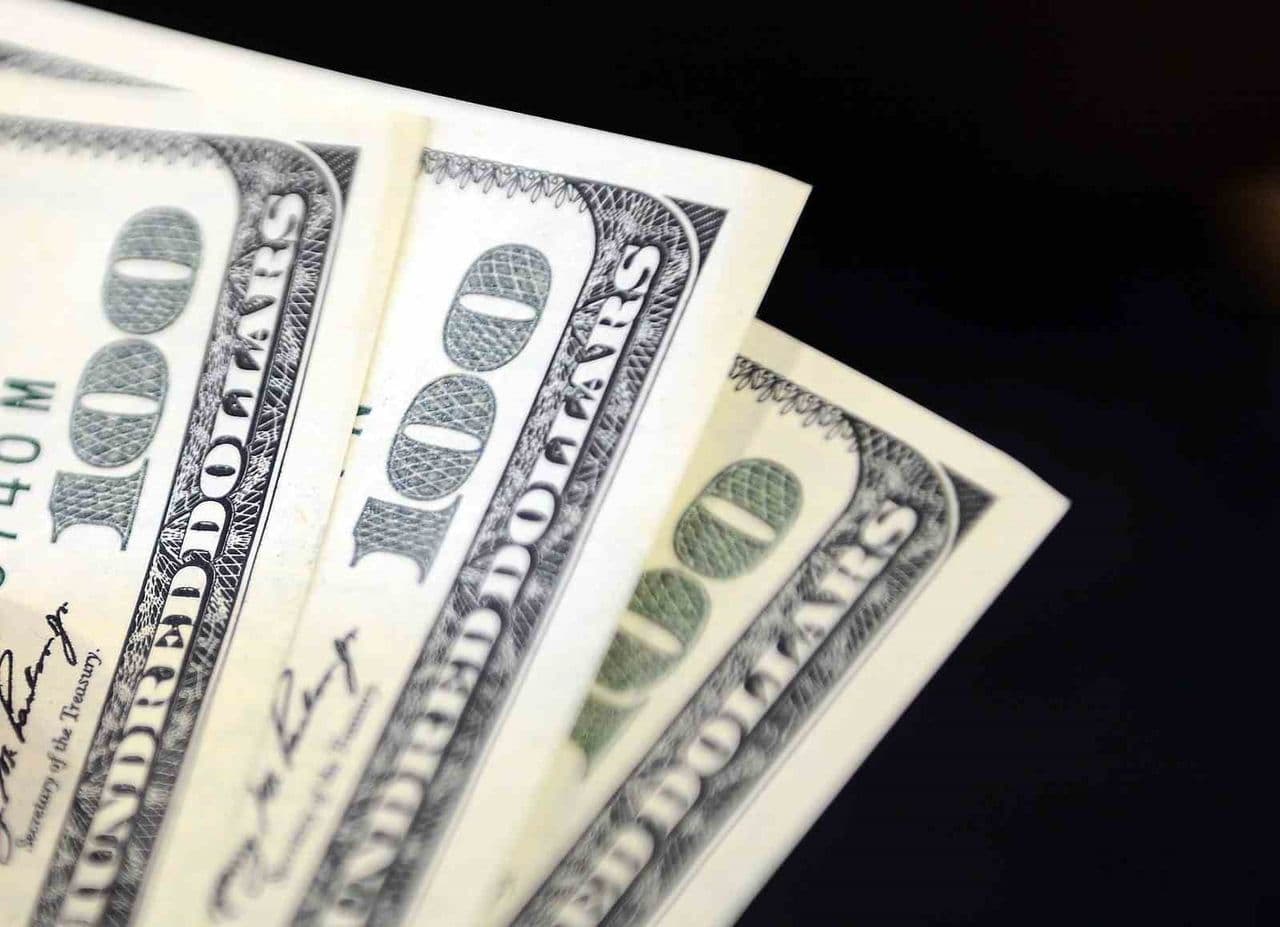 Serbest piyasa açılışında dolar ve euro sabit seyretti