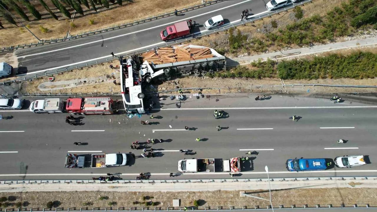 Akhisar'da otoyolda çarpışma: 11 kişi hayatını kaybetti, 27 yaralandı
