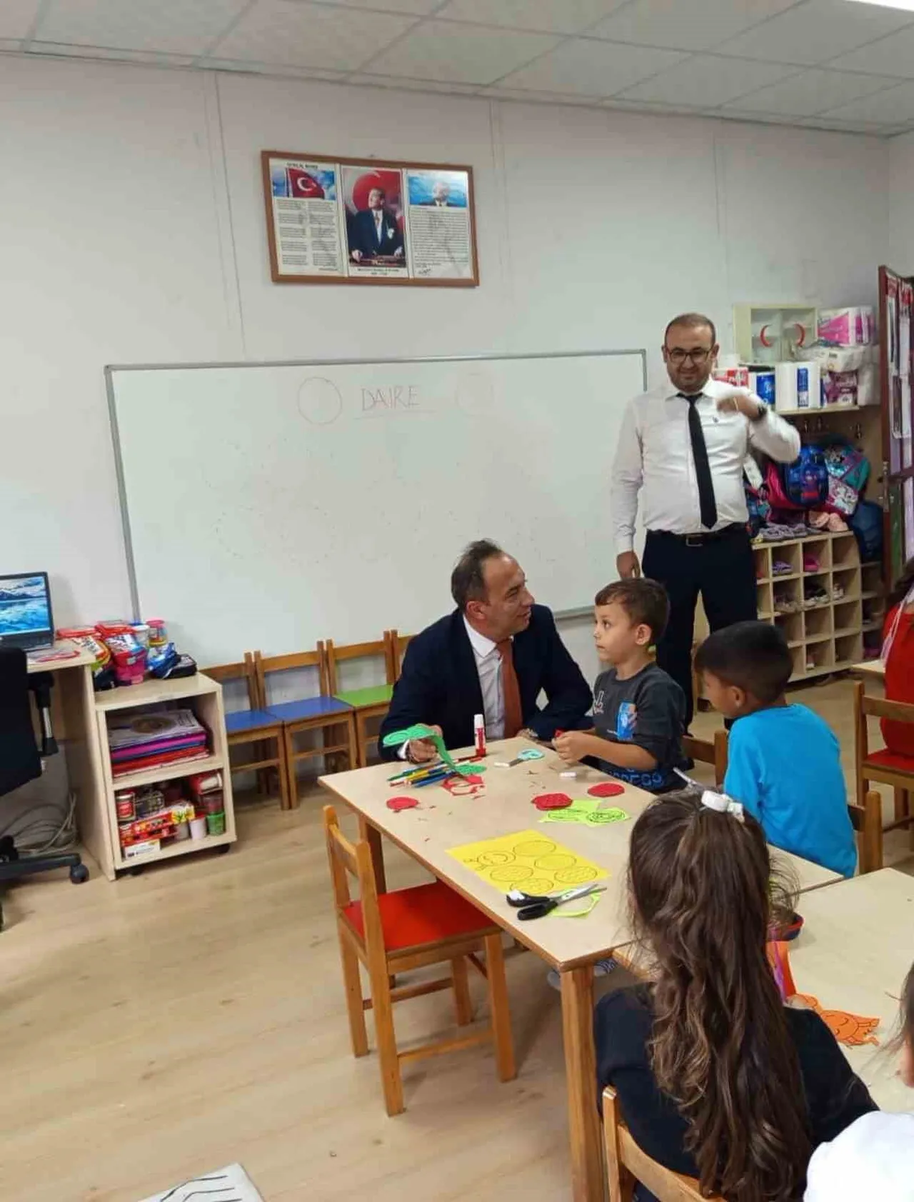 Efeler'de oyun saati: ilçe milli eğitim müdürü sınıfta çocuklarla eşlik etti