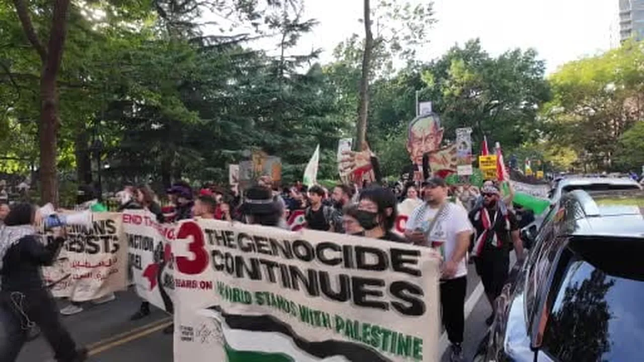 Manhattan’da Washington Square’i dolduran binlerce kişi Gazze için yürüdü
