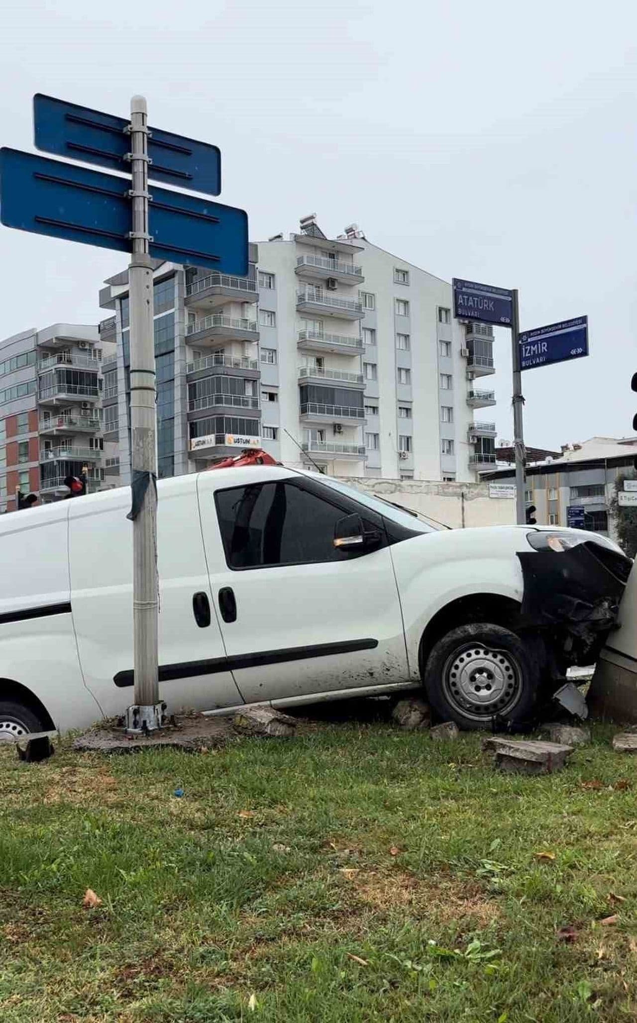 Efeler'de yağış nedeniyle kayganlaşan yolda otomobil orta refüje çıkarak trafoya çarptı