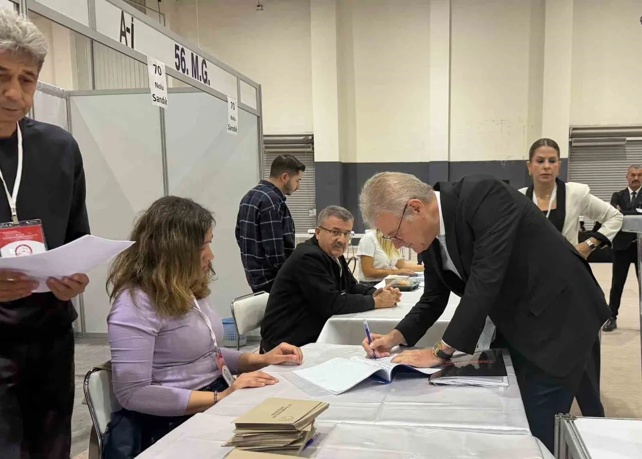 İzmir Ticaret Odası'nda seçim heyecanı: ilk oyu başkan Özgener kullandı