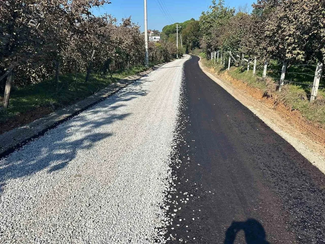 Göktepe köyünde yol konforu ve güvenliği artırılıyor