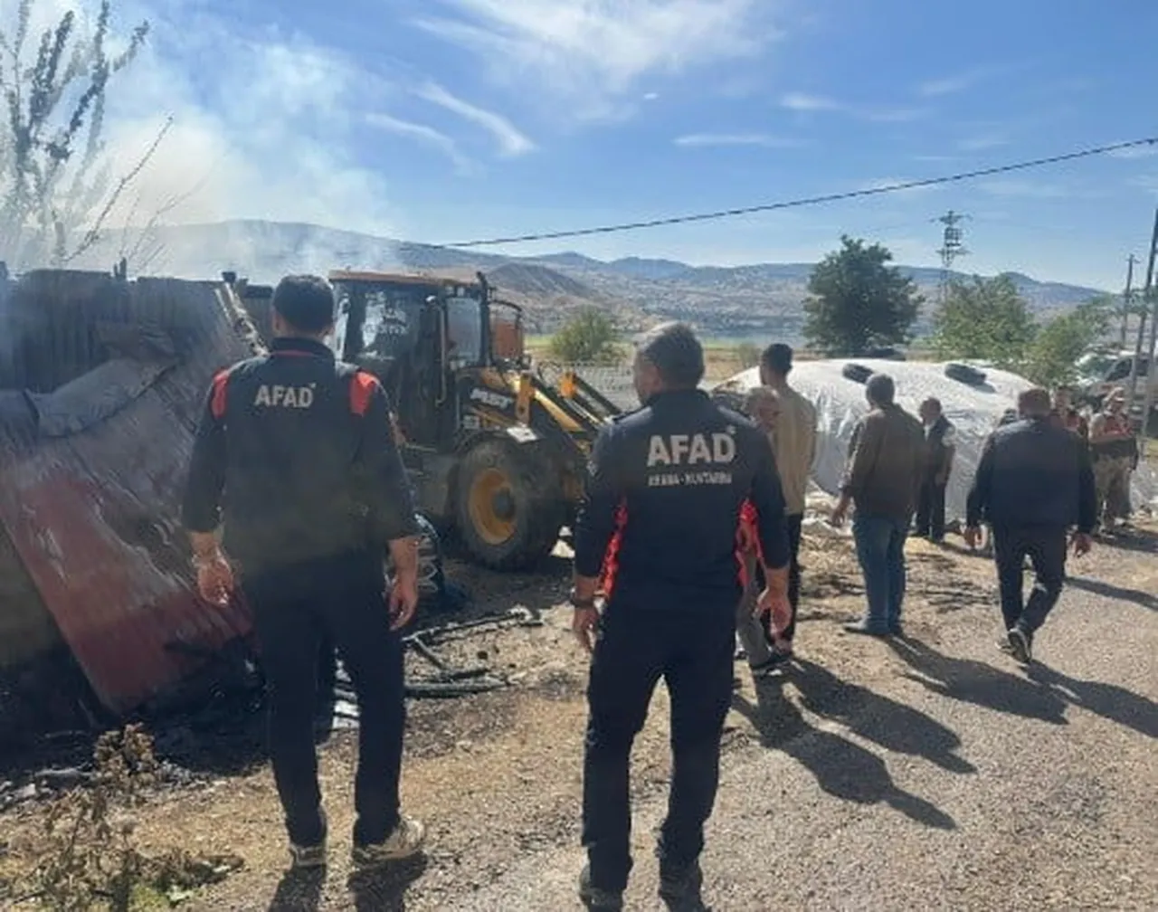 Tunceli'de itfaiye, AFAD ve Jandarma müdahalesiyle ahır yangını kontrol altına alındı