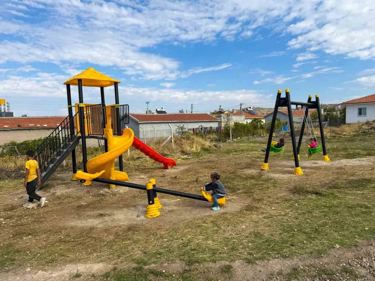 Aksaray'da 13 köy çocuk oyun alanı ve sosyal donatılarla güçlendi