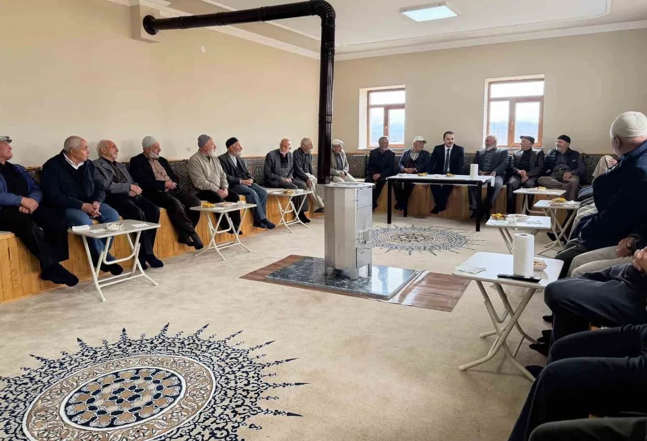 Demirözü kaymakamı Bayrampaşa köyünde vatandaş taleplerini dinledi
