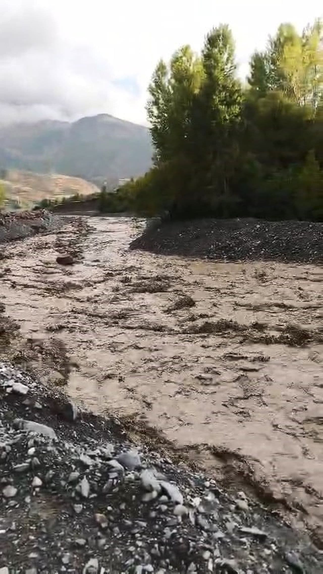 Elazığ'da Gökdere ve Gemtepe köylerinde sel yolları kullanılamaz hale getirdi