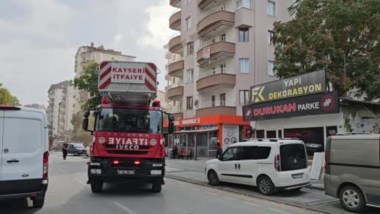 Çatı katında yangın: 9 katlı bina tahliye ediliyor