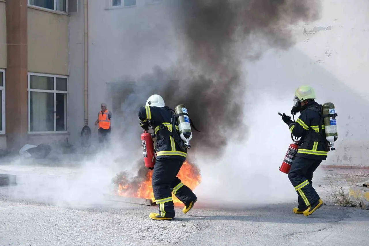 Sivas Cumhuriyet Üniversitesi'nde gerçekçi tatbikatla afet hazırlığı güçlendi
