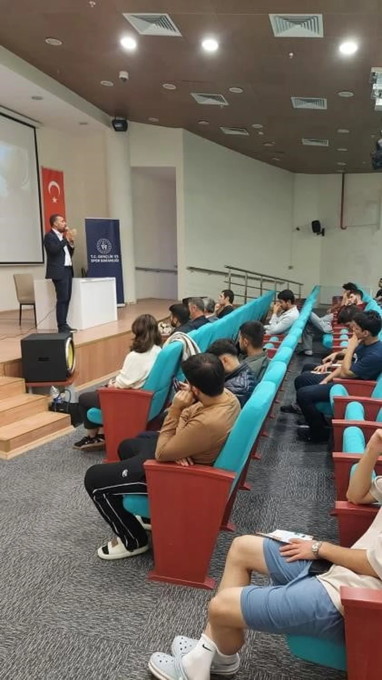 Müftü yardımcısı gençlerle diyaloğu güçlendirmek için KYK yurdunda buluştu