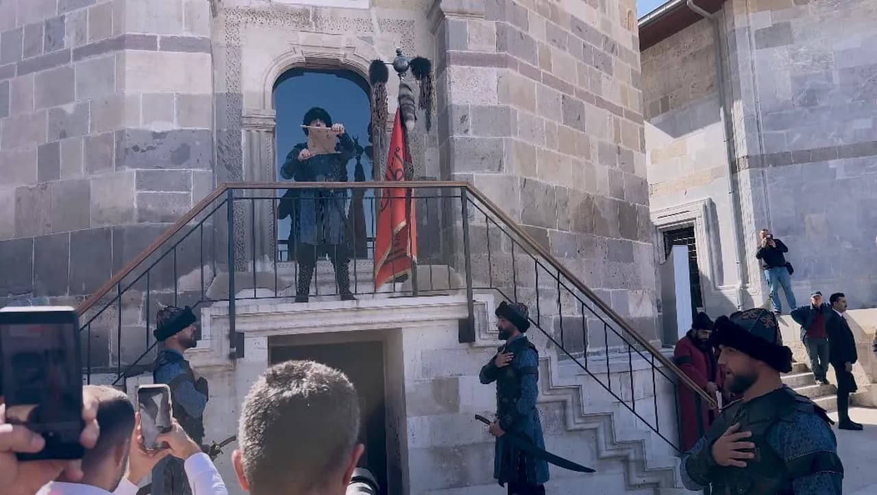 Konya'da tarih ve saygı buluşması: TBMM Başkanı Numan Kurtulmuş türbede nöbet değişimini izledi