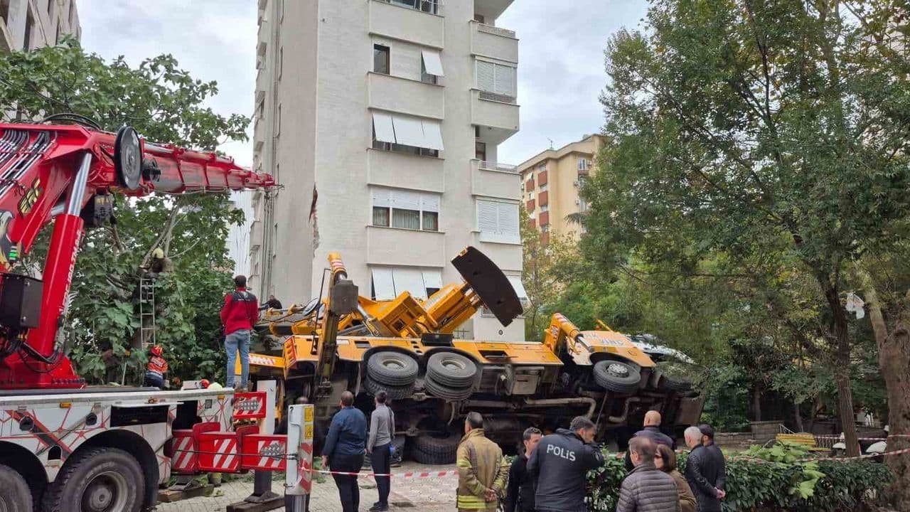 Kadıköy'de kaldırıma kurulan vinç devrildi, binanın girişi zarar gördü