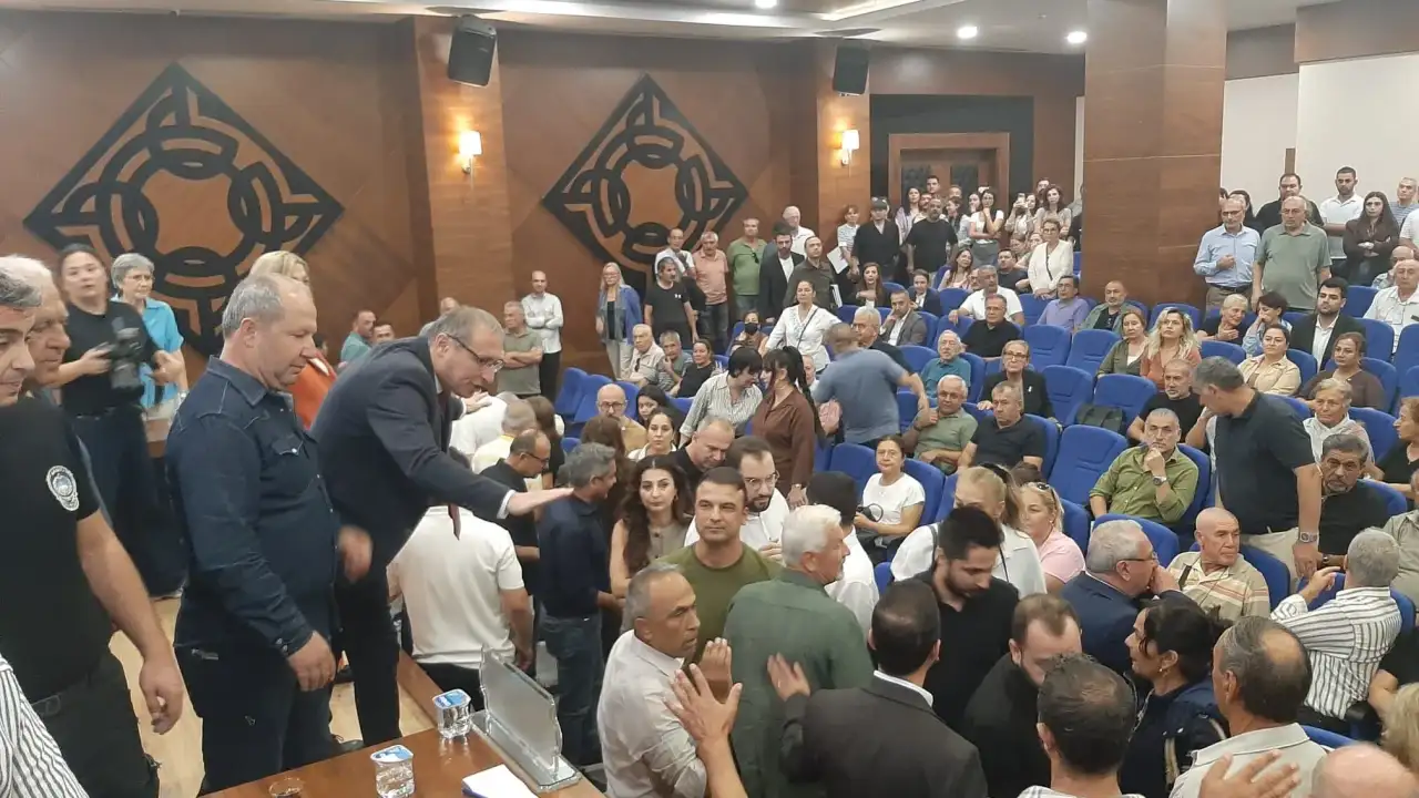 Konyaaltı Belediyesi Meclis Toplantısı'nda arbede yaşandı