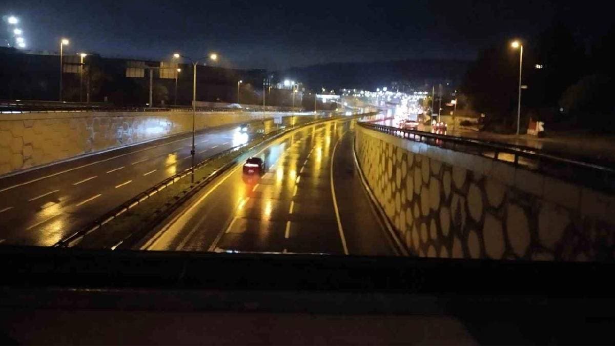 İstanbul'da sağanak nedeniyle Şile Otoyolu trafiğe kapatıldı! Ulaşım yan yoldan sağlanıyor